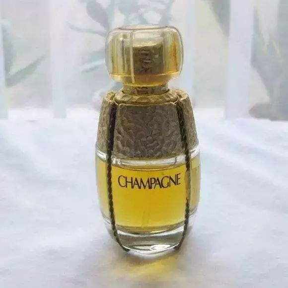 你有一沓葡萄酒味的香水，請(qǐng)接收