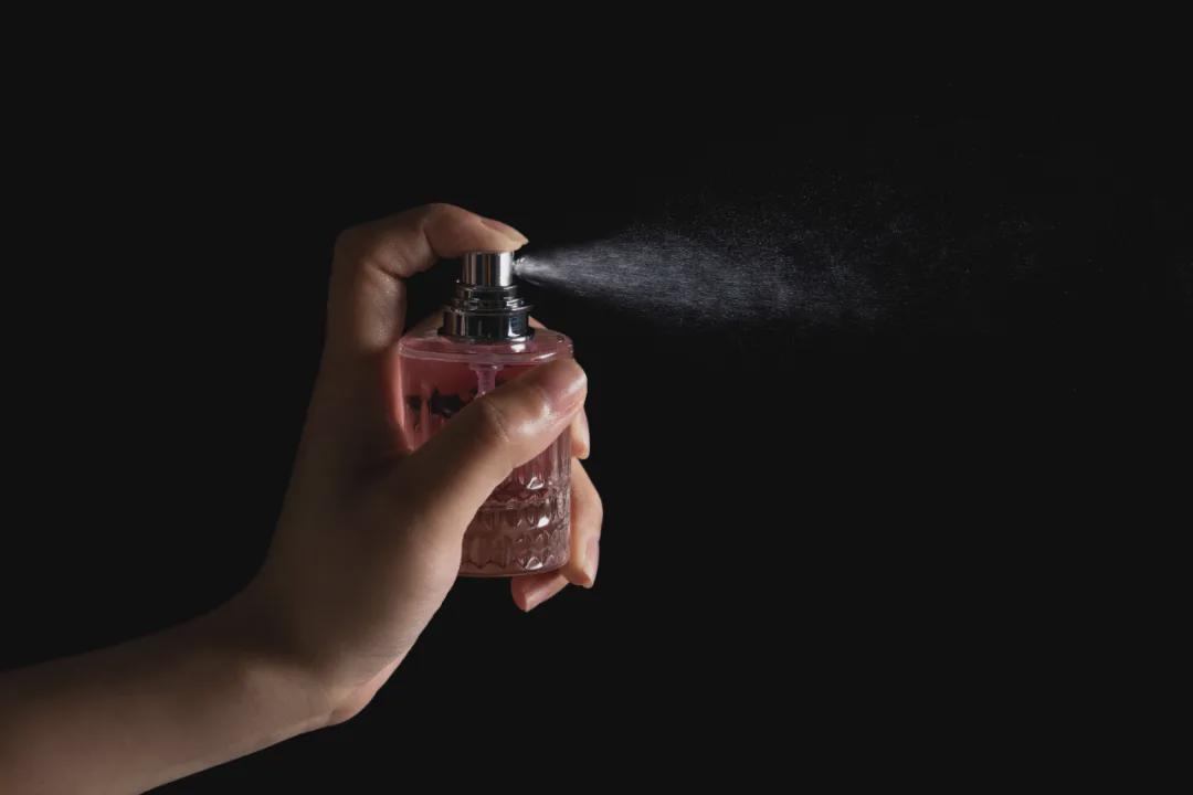 香水不是簡(jiǎn)單的噴一下，這些你必須知道
